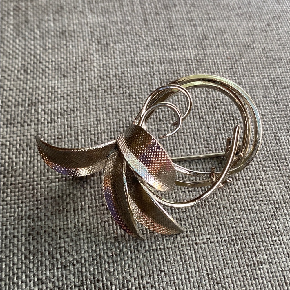 Vintage Gold Tone Leaf Swirl Brooch Pin – Textured Mid Century Floral Jewelry